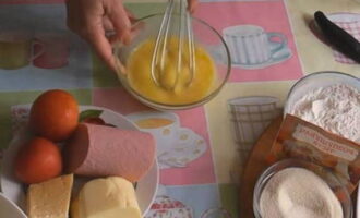 In a bowl, beat the eggs well with a whisk.