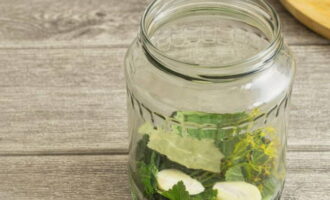 Place peppercorns, horseradish and currant leaves, dill and bay leaves at the bottom of a jar washed with soda and sterilized. Also be sure to add peeled and cut garlic into two parts.