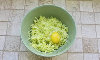 After washing and peeling the zucchini using a housekeeper, grate the pulp. Lightly salt and leave for about 15 minutes. When liquid forms, squeeze out any excess. Beat in the egg and mix thoroughly.