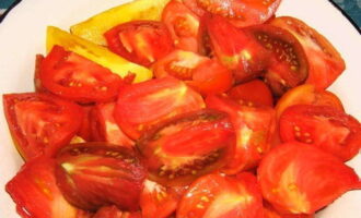 After cutting out the stalks, cut the tomatoes into segments.