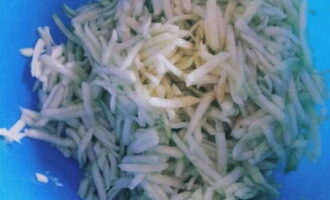 Grind the washed zucchini on a coarse grater, removing the skin and entrails if necessary. Salt the grated mass and let it stand so that the salt draws out excess juice.