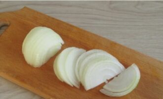 Layer by layer, remove the peel from the onion and cut into thin half rings.