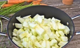 Cut off the tails of the zucchini and cut the pulp into small pieces, fry in sunflower oil in a saucepan, evaporating the liquid.