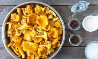 We sort the mushrooms and soak them in cold water 2 hours before the start of the process. We get rid of garbage and soil, cut large chanterelles into several parts.