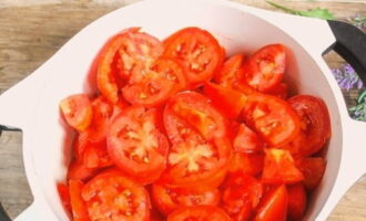 Tritare grossolanamente i frutti, eliminando il picciolo. Mettete i pomodori in una casseruola dal fondo spesso.