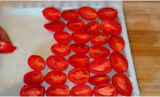 Cover a baking sheet with paper and grease a little with vegetable oil. Place the tomato halves on it, cut side up.