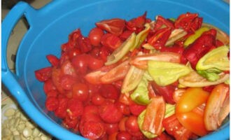 We clean the bell peppers from seeds and cut them into pieces. We wash the tomatoes and cut them into pieces.