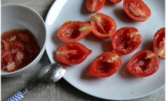 Puliamo i semi, la polpa e il succo con un cucchiaio.