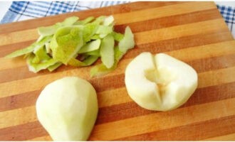 Nos armamos de un pelador de verduras y le quitamos la piel.