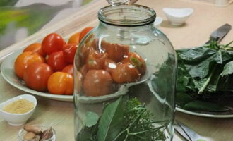 At the bottom of the jar we place horseradish leaves and cherry or currant leaves, umbrellas of aromatic dill and peppercorns. 