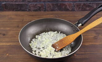 Chop the peeled onions and fry them in vegetable oil until soft.