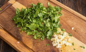 Chop parsley and peeled garlic cloves.