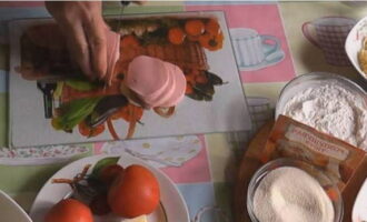 Corte a linguiça, o tomate e a mussarela em rodelas finas e rale o queijo duro em um ralador grosso.