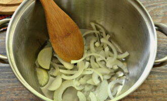 Kami memotong bawang yang dikupas menjadi separuh cincin nipis. Goreng mereka dalam kuali dengan bahagian bawah tebal dalam minyak sayuran. Masak hingga empuk.