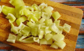 Chop the bell pepper quite coarsely.