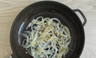 Fry the onion in heated vegetable oil, then reduce the flame and simmer until soft, sprinkling with a pinch of salt.