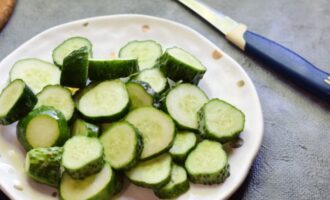 Derefter skærer vi halerne af og skærer i ringe af middel tykkelse, som i en salat.