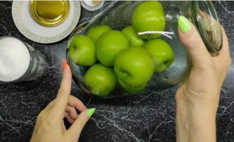 Vul een glazen bak met fruit en breng tegelijkertijd twee liter water aan de kook.