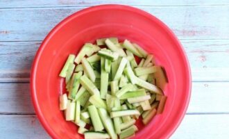 Scolare il succo dalle zucchine e tritare allo stesso modo i cetrioli freschi.