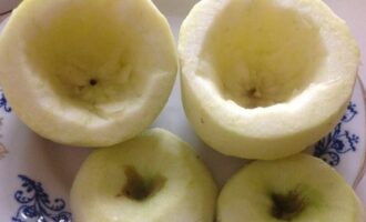 Peel the apples and remove the seed pod with a teaspoon, cutting off the top. Lubricate with lemon juice so that the fruit does not change its color.