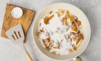 Bestrooi de gebakken cantharellen met zout naar smaak, voeg zure room toe, roer en zet het vuur uit na het koken.