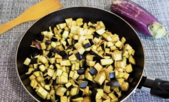 Coloque a berinjela fatiada em uma frigideira quente com óleo vegetal.