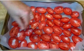 Mezclar el azúcar y la sal en las proporciones indicadas en la receta y espolvorear los tomates con esta mezcla.