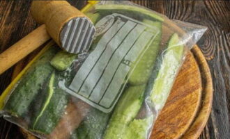 Coloca las verduras en una bolsa y bátelas con un martillo de cocina a media fuerza.