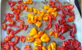 Transfer to the oven to dry at 100 degrees. It will take 2 hours and the Convection mode, if available. If the oven is an outdated model, open the door slightly. During this time, the peppers will significantly decrease in size.