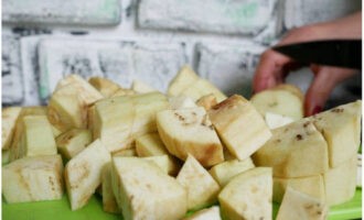 Corte a polpa da berinjela em rodelas.