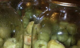 Place apples in a prepared jar and add sugar.