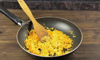 We also put grated carrots here. Stir and simmer everything together for about three to four minutes.