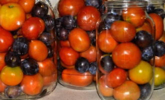 Place tomatoes, plums and spices from the list in sterilized jars. Pour boiling water, cover with a lid and leave for 10 minutes. Pour the water into a saucepan.