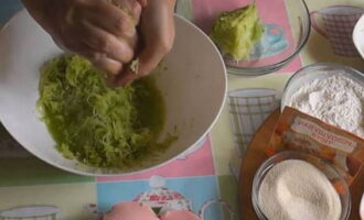 Grate the zucchini on a coarse or medium grater and squeeze out the juice as much as possible with your hands.