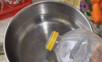 Add acetic acid to boiling water. Stir and turn off the heat.