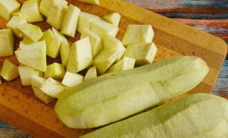 Pēc mizas noņemšanas no baklažāniem sagriež tos vidēja izmēra kubiņos.