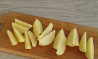 We cut the peeled potatoes into slices and throw them into boiling water, let them sit for three minutes and then put them in a colander.