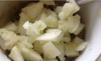 Add small slices of apple pulp to the nut mixture.