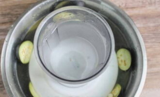 Pour boiling water over the sliced ​​eggplants. Place a plate with any weight on top and leave for 25 minutes.