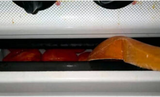 Enciende el horno a 60 grados y coloca en él las bandejas para hornear con los tomates. Deje la puerta ligeramente abierta para que circule el aire. Seque los tomates durante 4 a 6 horas, cambiando periódicamente las bandejas para hornear para que los tomates se sequen uniformemente. Deben quedar secos y flexibles.