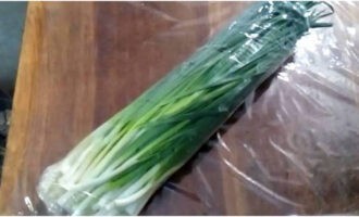 Then form small bundles of feathers and wrap tightly in several layers of cling film, and remove as much air as possible. Immediately place the green onions in the freezer for storage. Happy preparations!