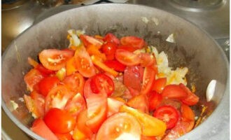 Lägg tomatskivorna i blandningen och tillsätt salt efter smak.