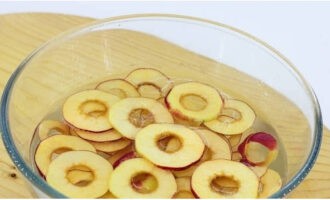 Para evitar que las manzanas se oscurezcan, diluya sal en un litro de agua purificada y sumerja las rodajas en la solución durante 15 minutos.