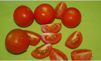 Dopo aver sciacquato i pomodori, dividete le verdure in spicchi, eliminando prima la pelle, se lo desiderate. Posizionare una grande pirofila resistente al calore sul fuoco e scaldarla. Se necessario, ricoprire leggermente con olio.