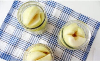 Fill sterile jars tightly with fruit slices.