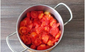 A continuació, afegiu els tomàquets a les verdures variades, tanqueu la cassola amb una tapa i deixeu-ho coure a foc lent durant aproximadament mitja hora.