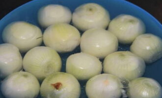 Peel the onions and rinse them well. Then finely chop and add to the cucumbers.