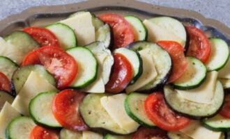 Smør bakeplaten med den gjenværende vegetabilske oljen og legg ut ingrediensene løst, men overlappende. Salt og pepper lett, avhengig av smak.