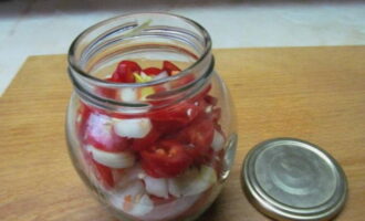 Coloque las verduras en capas en un frasco esterilizado.