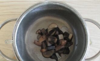 At the same time, boil the mushrooms until tender, just like the potatoes, transfer them to a sieve or colander to get rid of excess liquid.